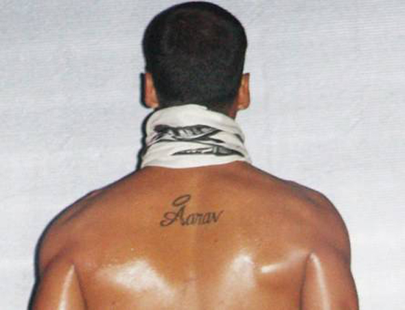  con un nuevo tatuaje en su espalda, con el nombre de su hijo el, Aarav .