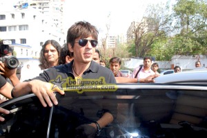 Shah Rukh Khan se recupera despues de su operación Still3