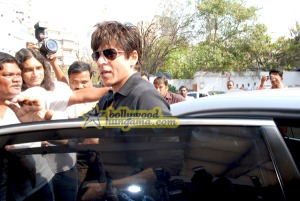 Shah Rukh Khan se recupera despues de su operación Still7